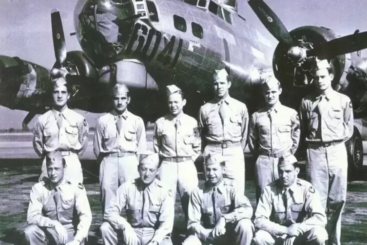 Die Besatzung der &bdquo;Strictly GI&ldquo;, hier vor einer anderen als der abgest&uuml;rzten B 17, kniend Zweiter von rechts ist Richard F. Klei