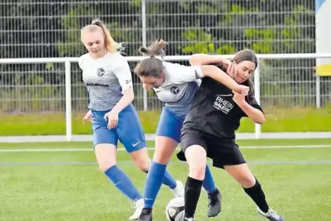 Im Kreispokalfinale der vergangenen Saison kämpft die Freinsheimerin Michelle Hanß (Zweite von links) um den Ball. Ellen Hamers 