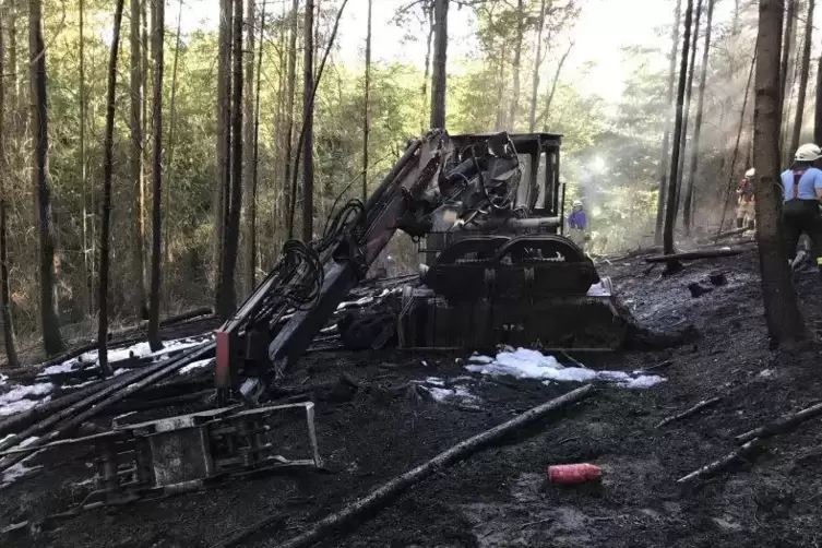 Der völlig ausgebrannte Harvester.  Foto: Polizei