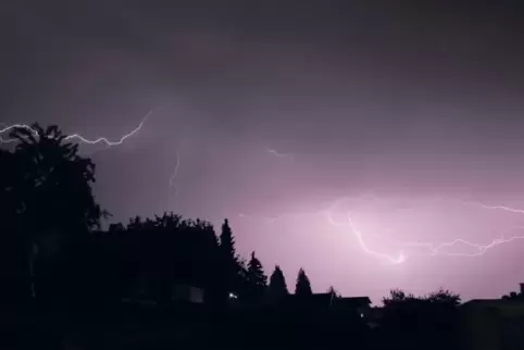 RHEINPFALZ-Leser Patrick Heringer gelang im vergangenen August dieses eindrucksvolle Foto eines nächtlichen Gewitters über seine