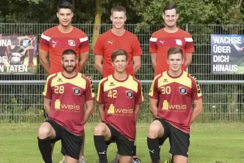 Trainer Jens Bodemer (hinten, Mitte) mit Robin Philipp (links von ihm), Marttin Herrmann (rechts) und vorn (von links) Nicolai M