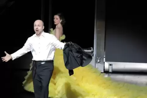 Farbakzent in den sonst grauen Bühnenwelten: Elsa Benoit als Poppea, Gianluca Buratto ist Claudio.  Foto: Wilfried Hösl