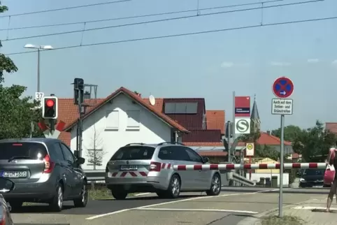 Die Schranke blockiert – Staus an den Bahnübergängen in Rülzheim.  Foto: van