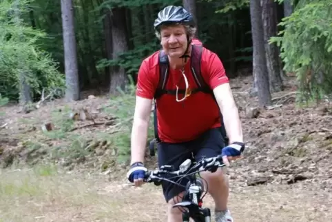 Eckhard Vogel ist ein- bis zweimal pro Woche auf seinem Mountainbike unterwegs.  Foto: Vogel/frei