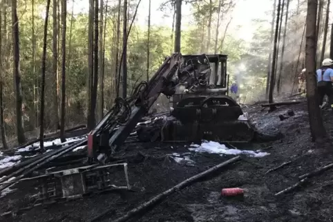 Forstmitarbeiter entdeckten am Mittwoch noch Glutnester im Boden. Die Feuerwehr löschte nach.  Foto: Polizei