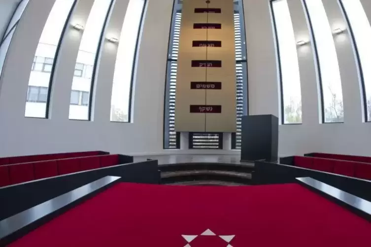 Blick in den Gebetsraum der Synagoge in Speyer. Die Initiative für die Aufnahme der jüdischen mittelalterlichen Kultur von Speye