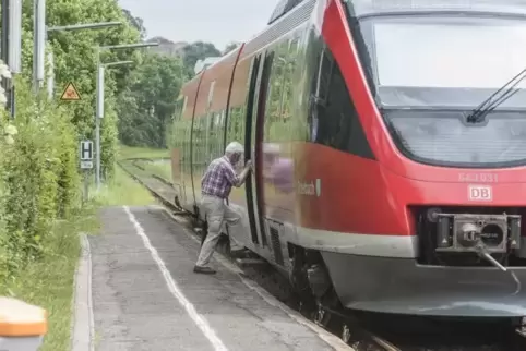 Seit Jahren schon soll der Bahnsteig in Hirschhorn barrierefrei ausgebaut werden. Nun ist das Projekt für die Sommerferien 2020 