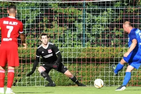 In der regulären Spielzeit glich Florian Schapfel (rechts) für Gau-Odernheim per Elfmeter zum 1:1 aus. Der Alzeyer Tormann Fabia