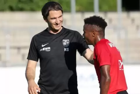 Der neue Wormatia-Coach Kristjan Glibo (links) im Gespräch mit Geovane Henrique Oliveira.  Foto: Imago images/Thomas Frey