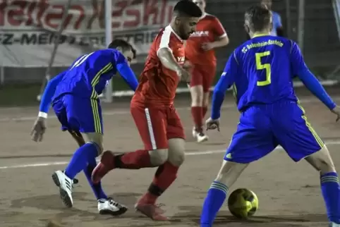 Für Volkan Dogan (Mitte) und Vatanspor Frankenthal war in der vergangenen Saison im Kreispokal-Halbfinale Endstation gegen den s
