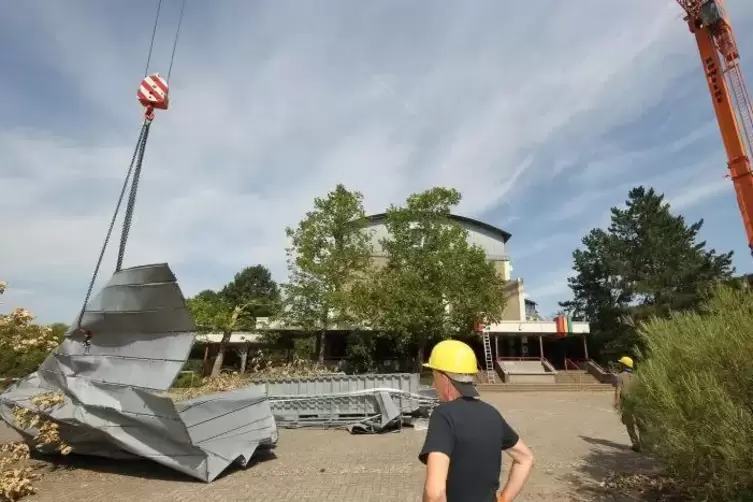 Walter Fuchs und seine Mitarbeiter r&auml;umen die besch&auml;digten Blechteile vom Dach auf den Schulhof. Foto: Lenz