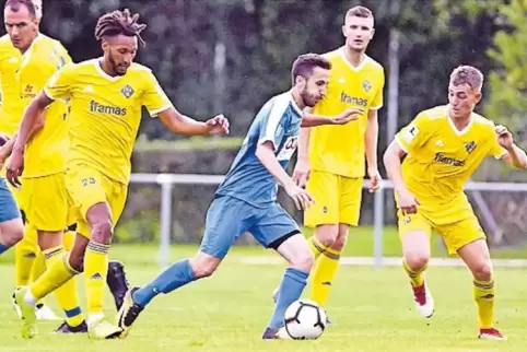Heute Abend schwer gefordert: die FKP-Spieler Konstantinos Neofytos, Salif Cissé, Yannick Grieß und Luca Eichhorn (in Gelb von l