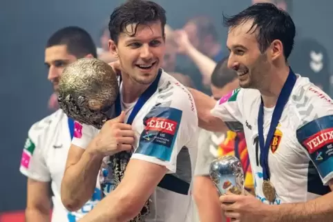 Der gebürtige Ludwigshafener Christian Dissinger (mit Pokal) gewinnt mit Vadar Skopje die Handball-Champions League.  Foto: DPA