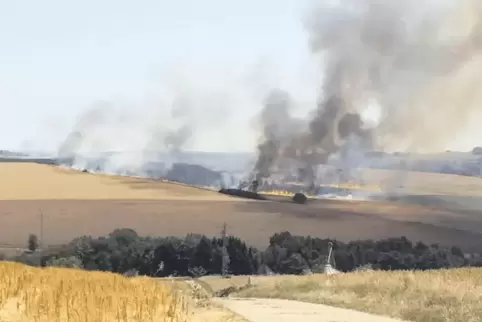 Flammen und Rauchsäule auf dem Feld zwischen Maßweiler und Reifenberg waren weithin zu sehen.