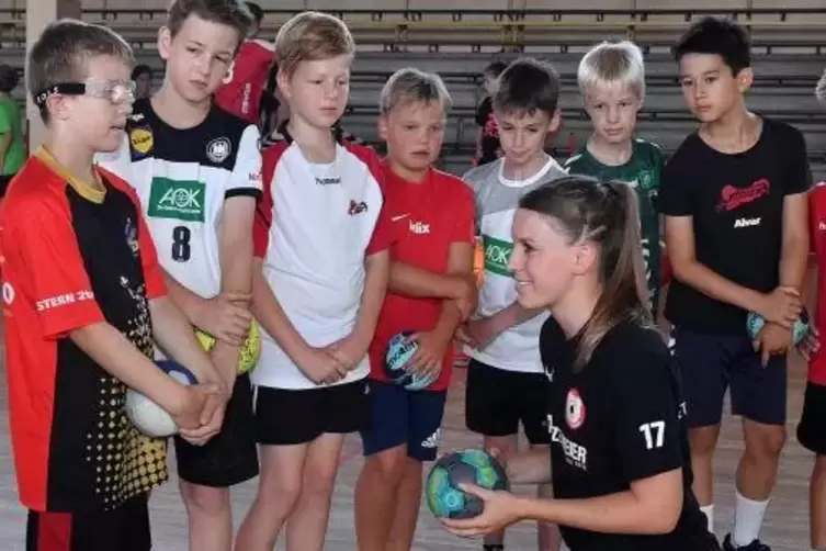 Die aus Haßloch stammende Bundesliga-Spielerin Samira Brand (vorne) zeigt den Jungen nicht nur Übungen. Sie beantwortet ihnen au