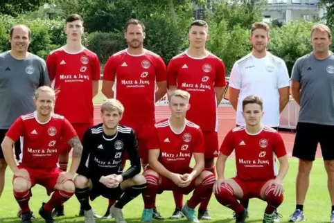 Greifen beim FSV Offenbach an (von links); hinten Michael Wachler (Spielleiter), Konstantinos Saitis, Andre Nenning, Lukas Gorin