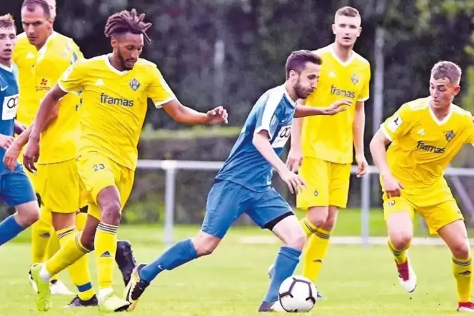 Heute Abend sicherlich schwer gefordert: der FK Pirmasens – im Bild die Spieler Konstantinos Neofytos, Salif Cissé, Yannick Grie Heute Abend sicherlich schwer gefordert: der FK Pirmasens – im Bild die Spieler Konstantinos Neofytos, Salif Cissé, Yannick Grie