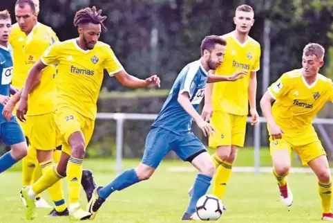 Heute Abend sicherlich schwer gefordert: der FK Pirmasens – im Bild die Spieler Konstantinos Neofytos, Salif Cissé, Yannick Grie