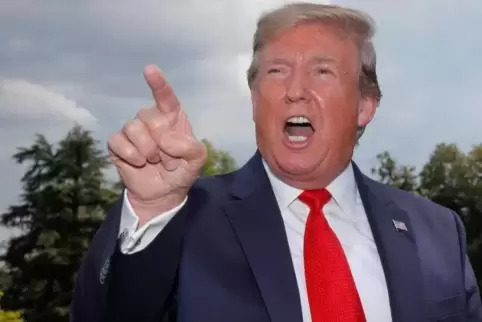 Er setzt mit seinem brachialen Amtsstil neue Maßstäbe und beherrscht nach Belieben die Schlagzeilen: US-Präsident Donald Trump. 