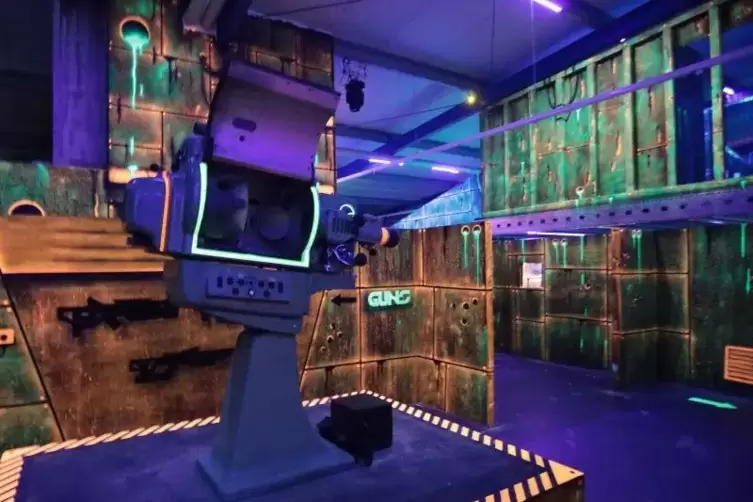 Ein alter Projektor des Europakinos ist in die Funsportwettk&auml;mpfe der Lasertag-Arena in Gr&uuml;nstadt aktiv eingebunden. Foto: Bennd