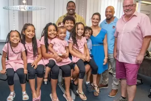 Bundespräsident Steinmeier übernimmt die Ehrenpatenschaft für die zweijährige Jaymie Lillian Stephens aus Schmitshausen: (von li