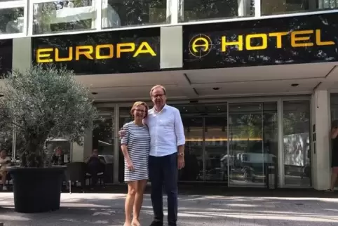Ab Donnerstag werden die Hoteliers zu Privatiers: Bettina Ankele-Benke und ihr Mann Diethelm. Foto: mix