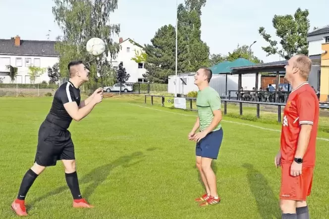 Zwei der fünf Neuzugänge beim TuS (von links): David Mucha und Pascal Mundhenke mit Trainer Tobias Bartnik.
