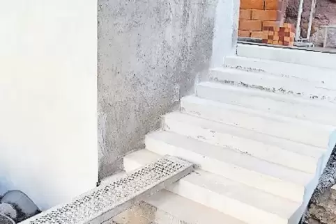 Die Stufen werden mit sandsteinfarbenen Betonplatten versehen.