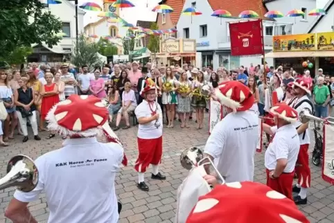 Musikalisch schwungvoll: der Fanfarenzug Lingenfeld bei der Eröffnung des Straßenfests.  Foto: Lenz