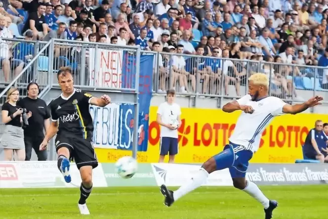 Auftaktpartie vor großer Kulisse: 3605 Zuschauer sahen gestern Abend, wie in dieser Szene Saarbrückens Tobias Jänicke flankt. Re Auftaktpartie vor großer Kulisse: 3605 Zuschauer sahen gestern Abend, wie in dieser Szene Saarbrückens Tobias Jänicke flankt. Re