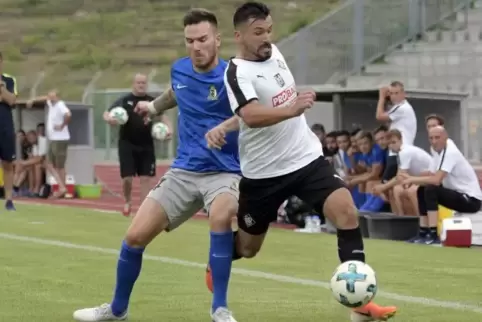 Nico Pantano (rechts) sorgt für den Ausgleich der Arminia. Links Triers Kapitän Simon Maurer. Foto: KUNZ
