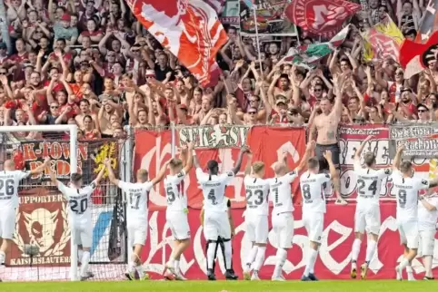 Die Mannschaft des FCK feiert mit ihren Anhängern den ersten Saisonerfolg.