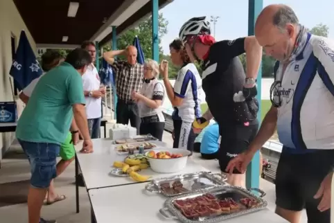 Rast: Die Fahrer legen in Dudenhofen eine Pause ein. Foto: Lenz