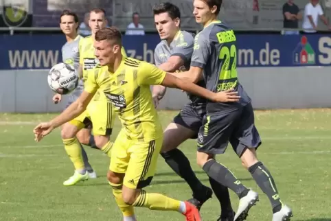 Bläst zum Angriff: Paul Stock (am Ball).  Foto: Lenz