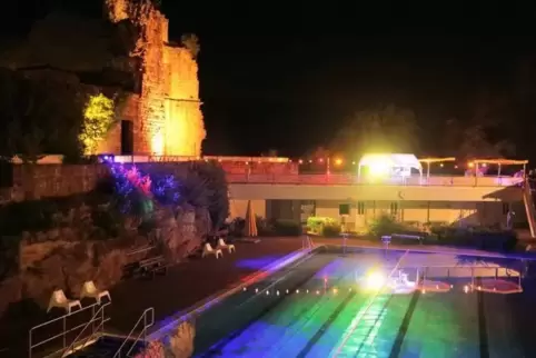 Schön illuminiert: Das Burgbad zur Castle-Pool-Party. Foto: Benndorf