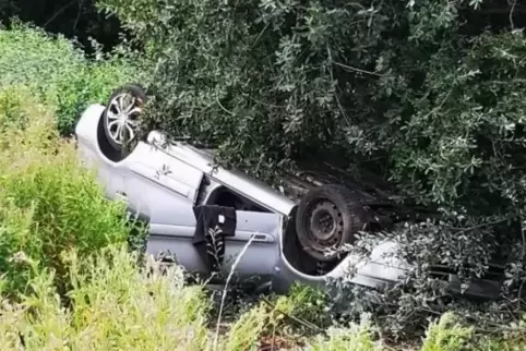 Die Fahrerin wurde schwer verletzt. Ersthelfer befreiten sie aus dem Wagen. Foto: Polizei