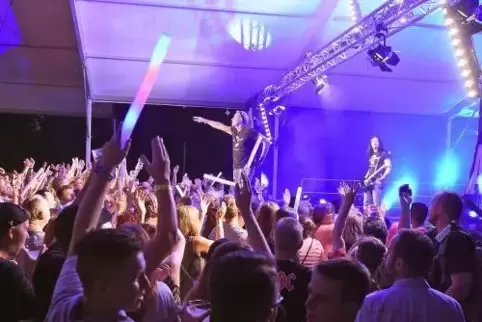 Als die „Geburtstagskinder“ auf die Bühne kommen ist die Stimmung am Kochen.  Foto: KUNZ