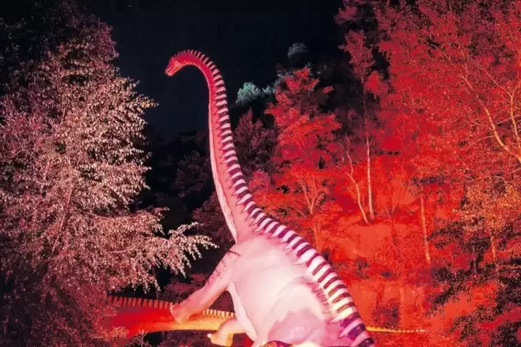 Bedrohlich: Die m&auml;chtigen Dinosaurier sind in intensiv rotes Licht getaucht.
