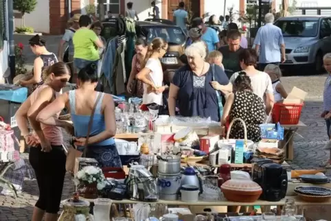 Uhren, Geschirr, Kindersachen und auch das ein oder andere Hirschgeweih finden beim Nachtflohmarkt Abnehmer. Foto: van