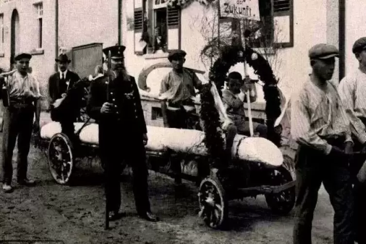 Ein Wagen beim ersten Spargelfestumzug 1925: der „ultimative Riesenspargel“. Fotos: Rudi Leibig (6)/frei