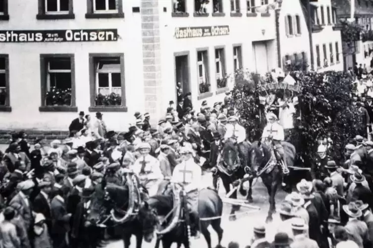 Ein H&ouml;hepunkt: der Spargelfestumzug.  Repro: Lenz