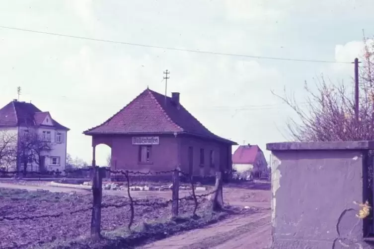 Der sogenannte &bdquo;Bahnhof&ldquo; f&uuml;r das Pfefferminzb&auml;hnel in Dudenhofen: die Wartehalle.