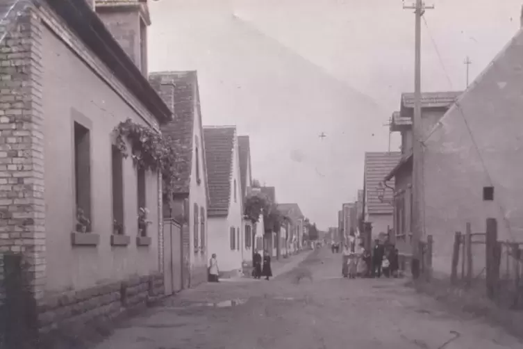 Noch unbefestigt: die Gommersheimer Stra&szlig;e um 1919.
