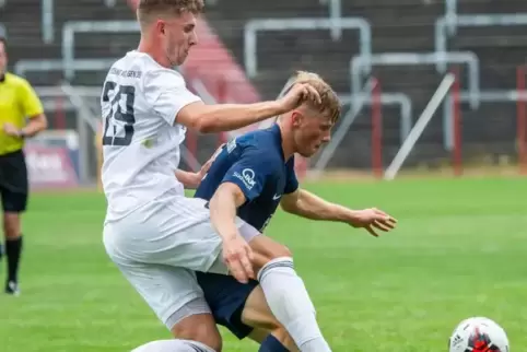 Sicherte seinem Team einen Punkt: Justus Klein vom FCK (rechts) traf in der 73. Minute zum 2:2.  Foto: Ruppenthal