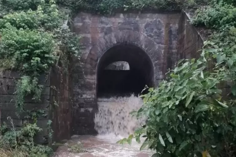 Wassermassen aus einem &Uuml;berlaufrohr unter der Bahnlinie &uuml;berfluteten die Talstra&szlig;e. Foto: Feuerwehr