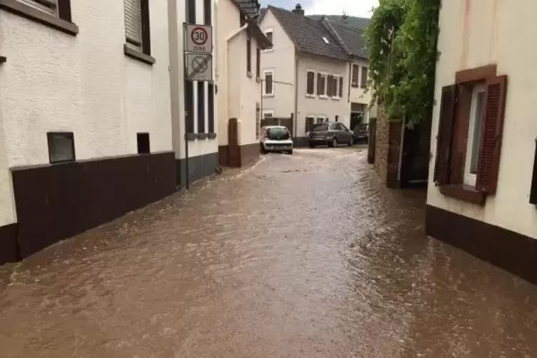 Land unter hie&szlig; es auch in der Heerstra&szlig;e in Diedesfeld. Foto: Feuerwehr
