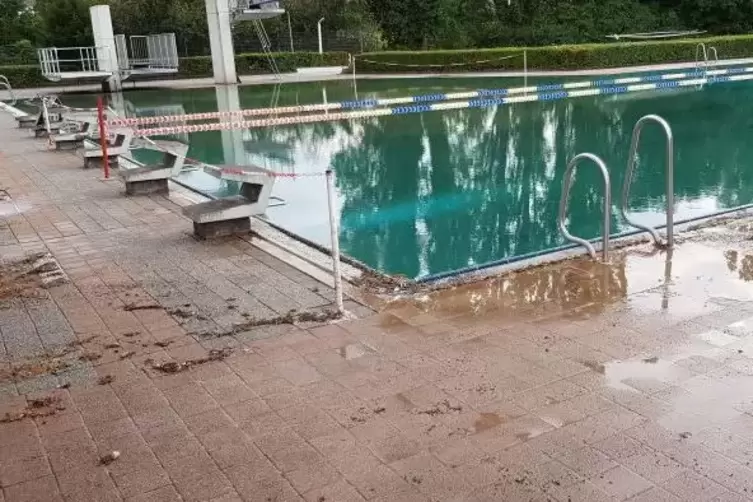 Das Schwimmerbecken im Hambacher Freibad musste besonders viel Schlamm &bdquo;schlucken&ldquo;.  Foto: Hocker