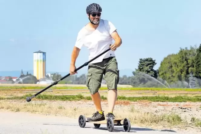 Schon nach ein wenig Übung macht Landpaddling Laune: Martin Schmitt stakt durchs Schifferstadter Gemüse wie der Storch durch den