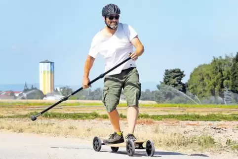Schon nach ein wenig Übung macht Landpaddling Laune: Martin Schmitt stakt durchs Schifferstadter Gemüse wie der Storch durch den