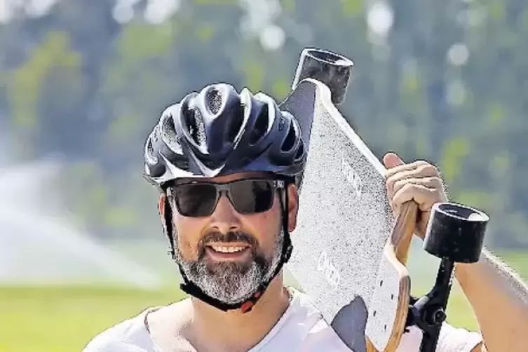Auf die leichte Schulter: Mehr als ein Longboard und einen Stock zum staken braucht es nicht.